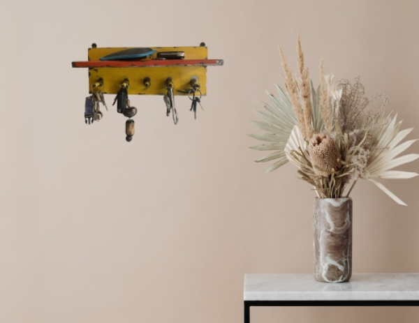 Upcycling Ablage mit 5 Schlüsselhaken aus Zündkerzen